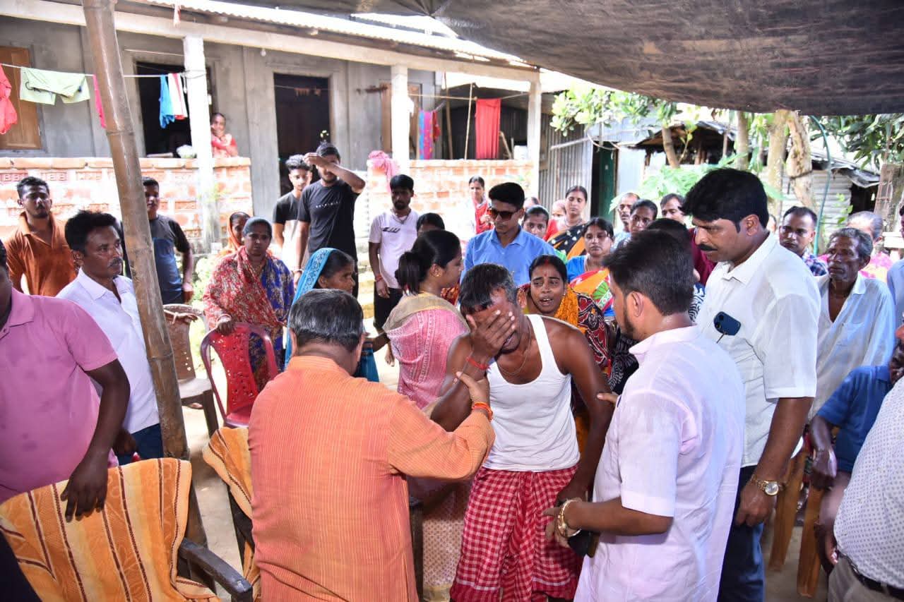 ঘিলাতলিতে মর্মান্তিক বিদ্যুৎ দুর্ঘটনা, মৃত যুবকের পরিবারকে সান্ত্বনা দিতে গেলেন বিদ্যুৎ মন্ত্রী