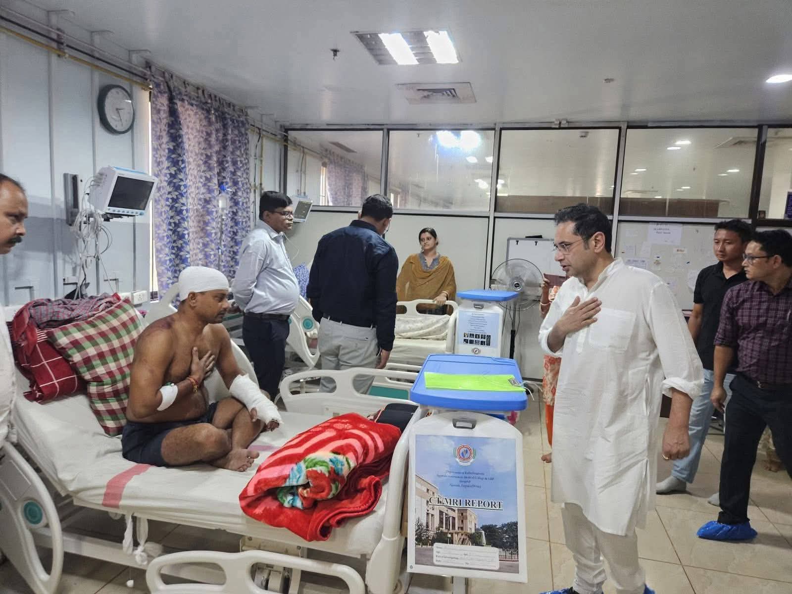 জিবি হাসপাতালে গিয়ে আহতদের শারীরিক খোঁজখবর নিলেন প্রদ্যোত