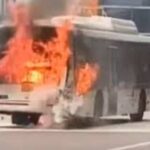 দিল্লি বিমানবন্দরের T3-এ এয়ার ইন্ডিয়া বিমান থেকে মিটার দূরে বাসে অগ্নিকাণ্ড