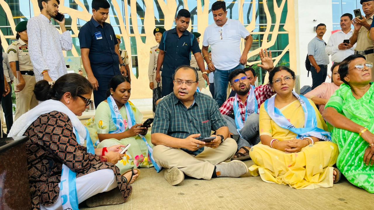 আগরতলা বিমানবন্দরের বাইরেই ধর্ণায় বসেছে সর্বভারতীয় তৃণমূল কংগ্রেসের প্রতিনিধি দল