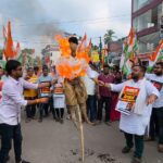 আরএসএসের বিরুদ্ধে সরব যুব কংগ্রেস, শহরে মিছিল শেষে কুশপুত্তলিকা দাহ