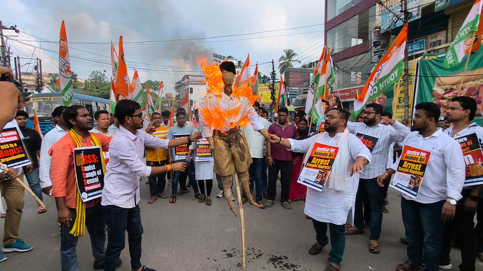 আরএসএসের বিরুদ্ধে সরব যুব কংগ্রেস, শহরে মিছিল শেষে কুশপুত্তলিকা দাহ