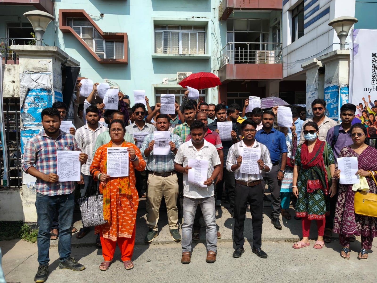 টেট উত্তীর্ণদের সার্টিফিকেট ও নিয়োগের দাবিতে সরব বেকার যুবক-যুবতীরা