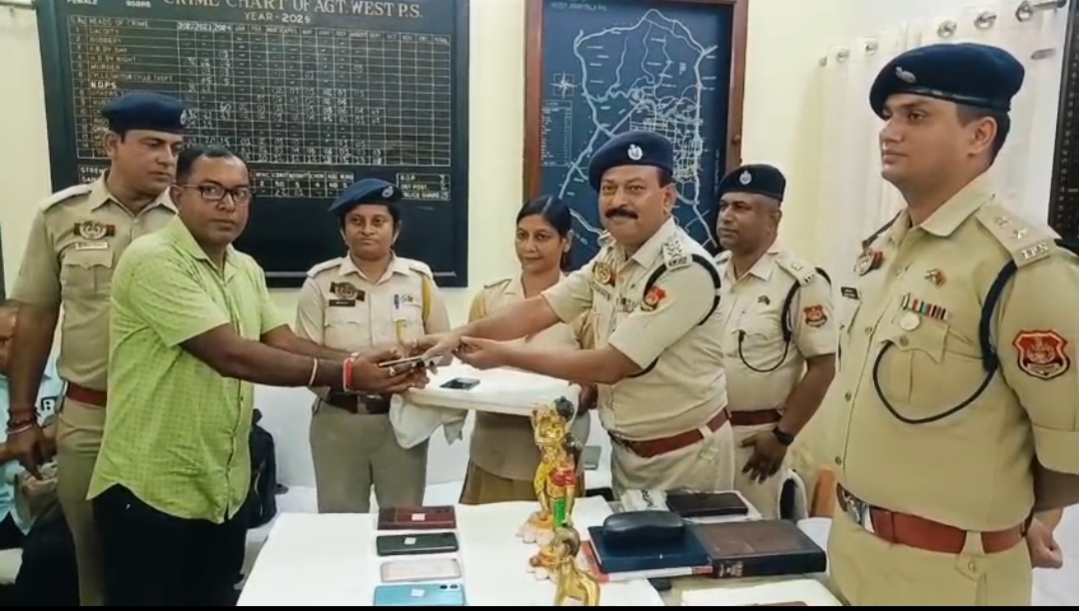 হারানো ৩০টি মোবাইল মালিকদের হাতে তুলে দিল পশ্চিম থানার পুলিশ