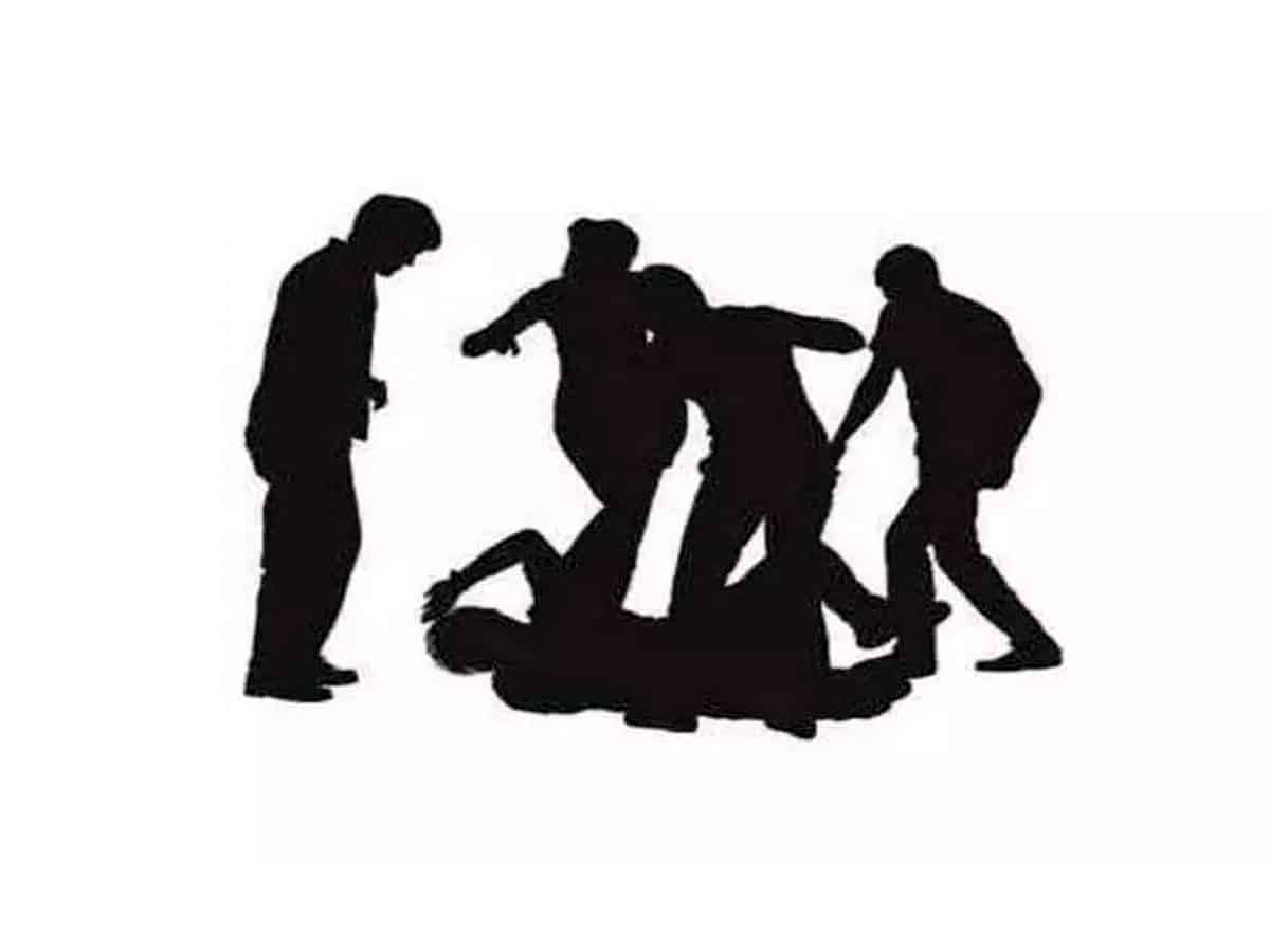 চোর সন্দেহে এক যুবককে আটক করে গণধোলাই দিল স্থানীয়রা