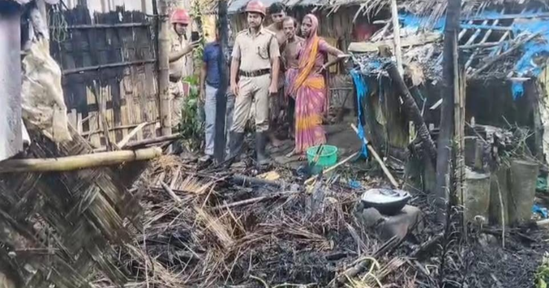 বিধ্বংসী অগ্নিকাণ্ডে ক্ষতিগ্রস্ত অসহায় পরিবার — আগুনে পুড়ে ছাই রান্নাঘর সহ প্রয়োজনীয় জিনিস