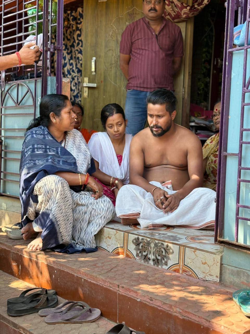 স্কুল শিক্ষিকার অমানবিকতার ৮ বছরের দীপান্বিতার মৃত্যুর অভিযোগ, পরিবারের পাশে দাঁড়ালেন প্রাক্তন কেন্দ্রীয় প্রতিমন্ত্রী ও সাংসদ