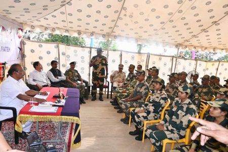 সীমান্তে বিএসএফ জওয়ানদের সঙ্গে সাক্ষাৎ করলেন ত্রিপুরার রাজ্যপাল