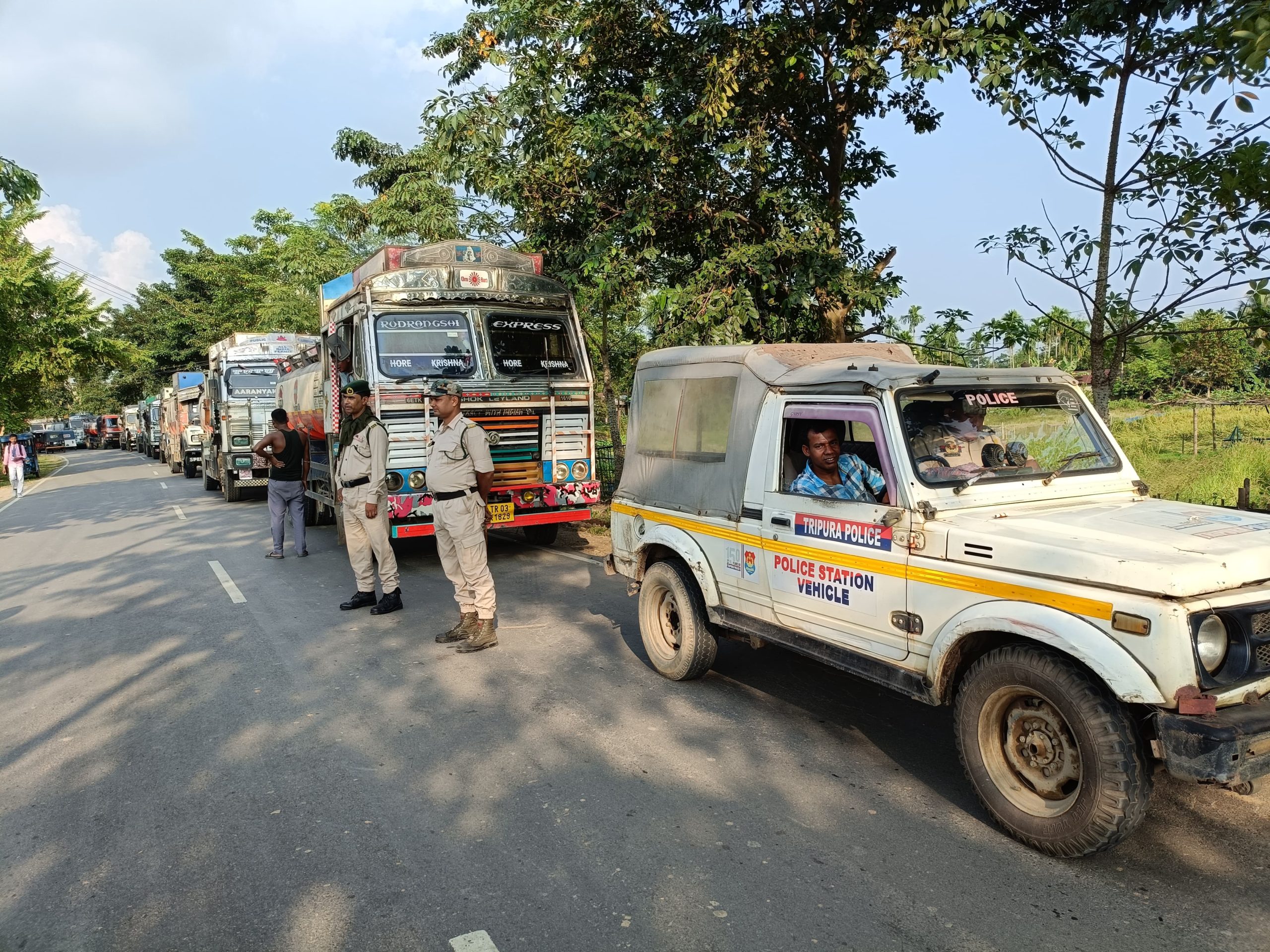 ধর্মনগর থেকে আগরতলায় পুলিশি পাহারায় জ্বালানী ট্যাংকার পরিবহন — নিরাপত্তা নিয়ে প্রশ্ন উঠছে