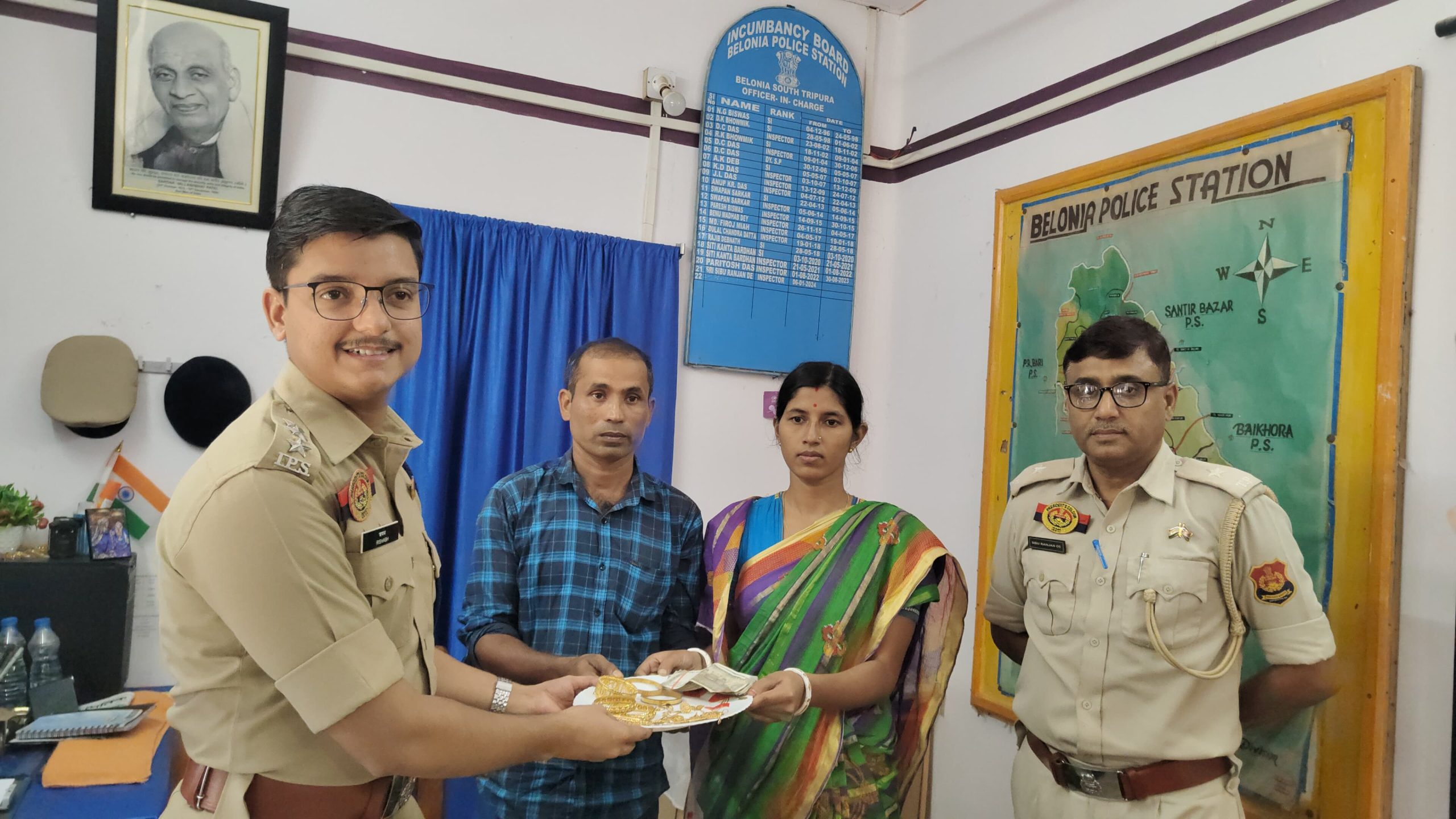 ২৪ ঘন্টার মধ্যেই বিলোনিয়া থানার সাফল্য, চুরি হওয়া স্বর্ণালংকার ও নগদ টাকা উদ্ধার