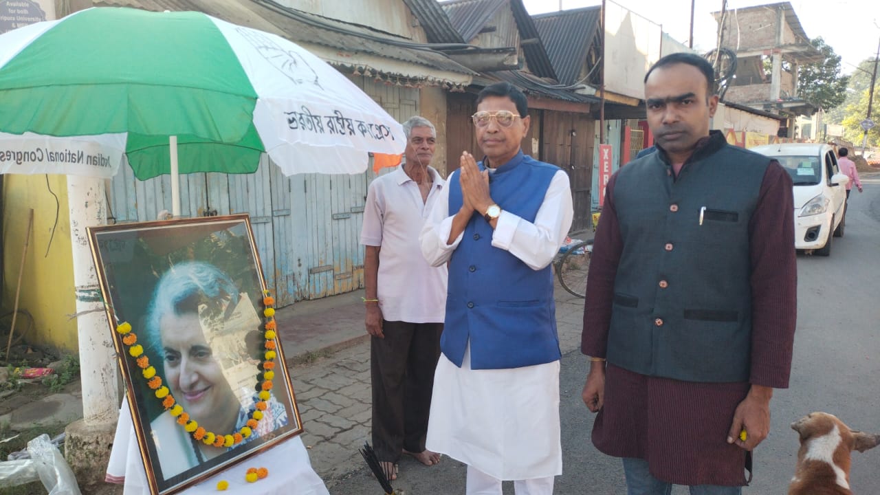 এমবিবি কলেজ রোডে ইন্দিরা গান্ধীর জন্মবার্ষিকী পালন