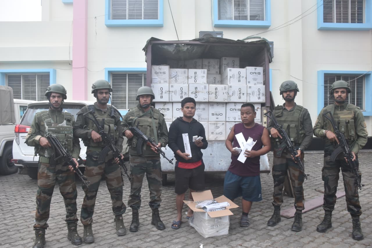 বিপুল পরিমাণ বিদেশী সিগারেট উদ্ধার করল আসাম রাইফেলস, বাজারমূল্য ৩.৫ কোটি টাকা