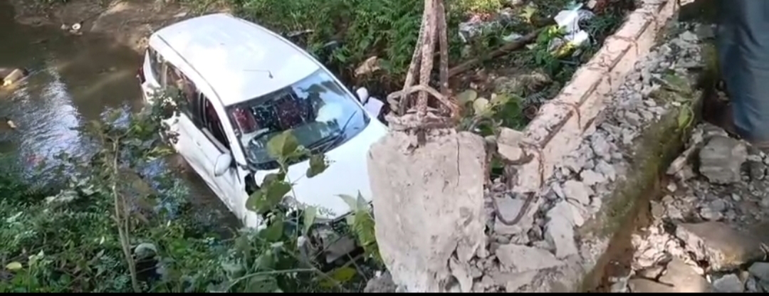 ব্রিজের রেলিং ভেঙে নিচে পড়ল বিলাসবহুল গাড়ি