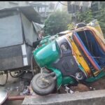সাত সকালে চায়ের দোকানে ধাক্কা মেরে উল্টে গেল অটো, অল্পেতে রক্ষা