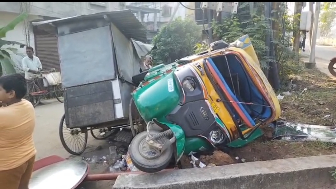 সাত সকালে চায়ের দোকানে ধাক্কা মেরে উল্টে গেল অটো, অল্পেতে রক্ষা