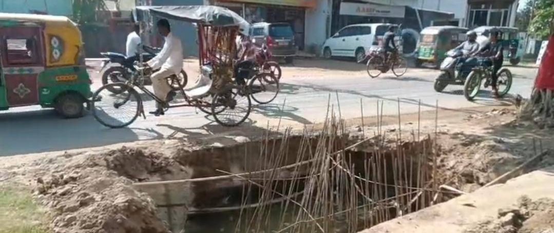 স্মার্ট সিটির বিপদজনক গর্ত, ভাটি অভয়নগরে গর্তে পড়ে আহত বাইক আরোহী, ক্ষোভ জনগণের