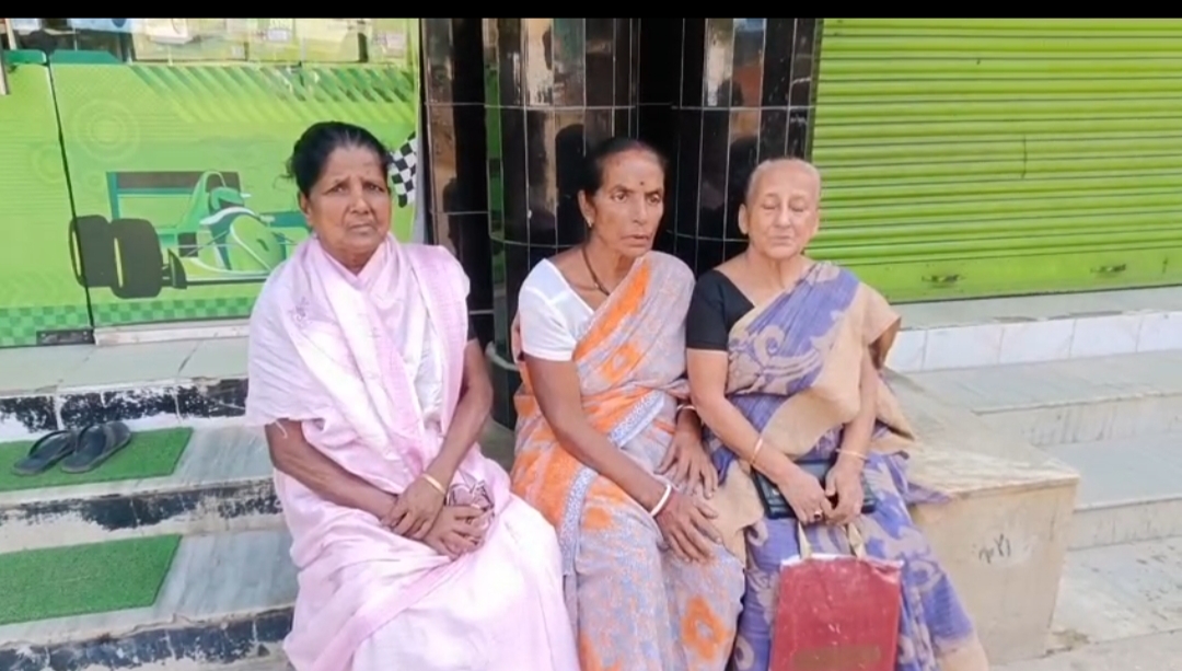 ছাঁটাইয়ের নোটিশ হাতে মুখ্যমন্ত্রীর বাড়ির সামনে কান্নায় ভেঙে পড়লেন তিন কমিউনিটি হেলথ গাইড