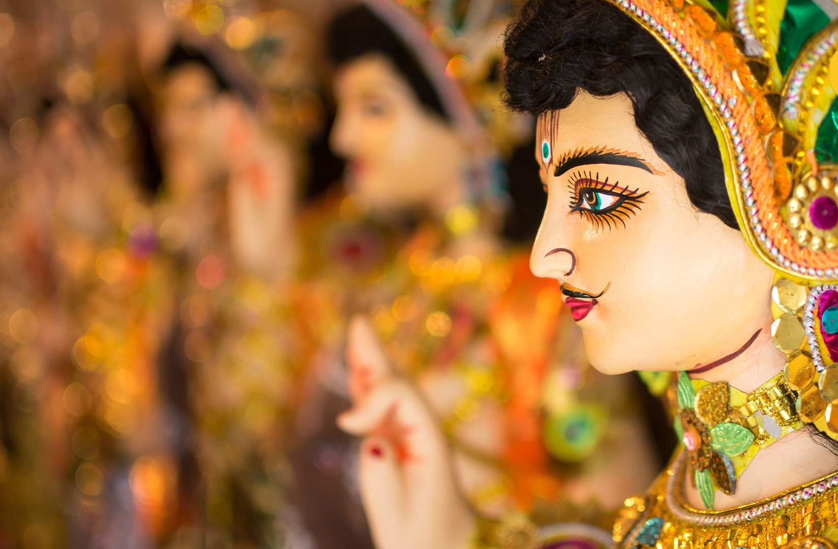 চাহিদা কমলেও ঐতিহ্য অটুট—কার্তিক পূজায় পসরা নিয়ে বসেছেন আগরতলার দোকানিরা