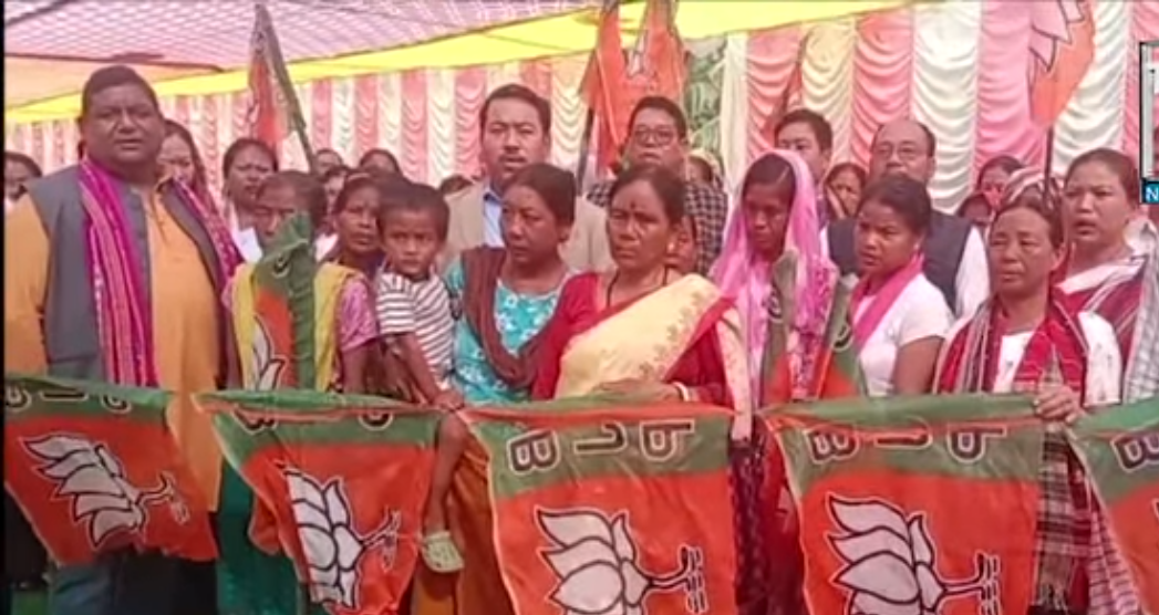 মান্দাইয়ের ৩৫ নম্বর বুথে ‘মন কি বাত’ শ্রবণ শেষে ৭ পরিবারে ২৫ জন ভোটারের বিজেপিতে যোগদান