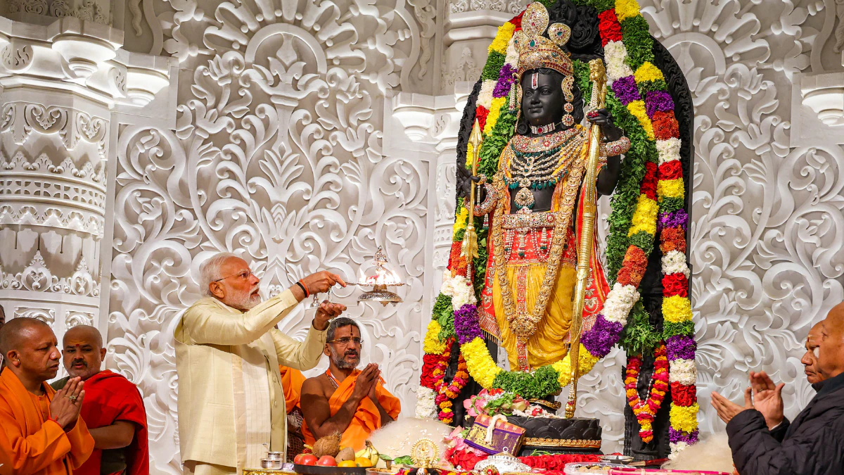 প্রধানমন্ত্রী মোদী, যোগী আদিত্যনাথ ও মহান ভগবত অযোধ্যার রাম মন্দিরে ধ্বজা উত্তোলন অনুষ্ঠানে অংশগ্রহণ