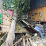 নিয়ন্ত্রণ হারিয়ে রাস্তা ছেড়ে লরি ঢুকে পড়ল ঘরে, আহত ৪