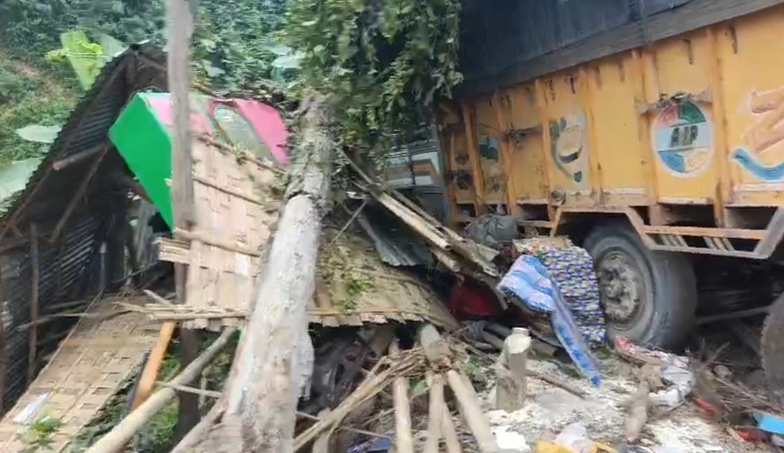 নিয়ন্ত্রণ হারিয়ে রাস্তা ছেড়ে লরি&hellip;