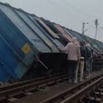 বিহারে মালগাড়ির দুর্ঘটনায় ১৯টি ওয়াগন লাইনচ্যুত, নদীতে পড়ে ১০টি বগি
