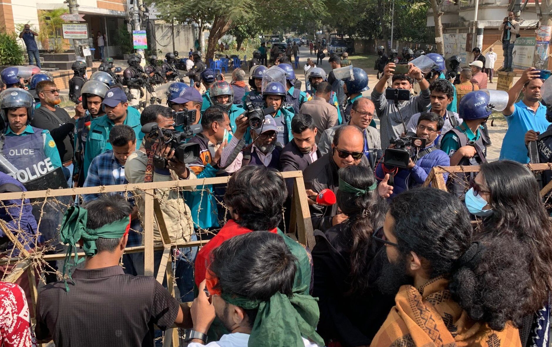 চট্টগ্রামে ভারতীয় সহকারী হাইকমিশনের কাছে সহিংসতা, পুলিশ সহ আহত ৪