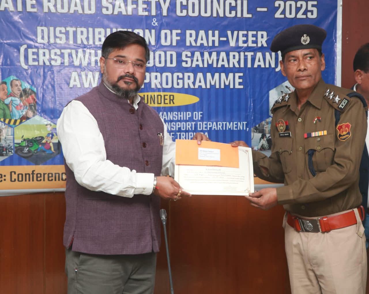 সড়ক দুর্ঘটনা জাতীয় ক্ষতির কারণ, রাহ-বীর প্রকল্পে সুনাগরিকদের সংবর্ধনা পরিবহণ দপ্তরের