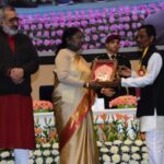 নতুন দিল্লির বিজ্ঞান ভবনে রাষ্ট্রপতির হাত থেকেজাতীয় হস্তশিল্প পুরস্কার ২০২৩–২৪ গ্রহণ করলেন ত্রিপুরার রঞ্জিত দাস
