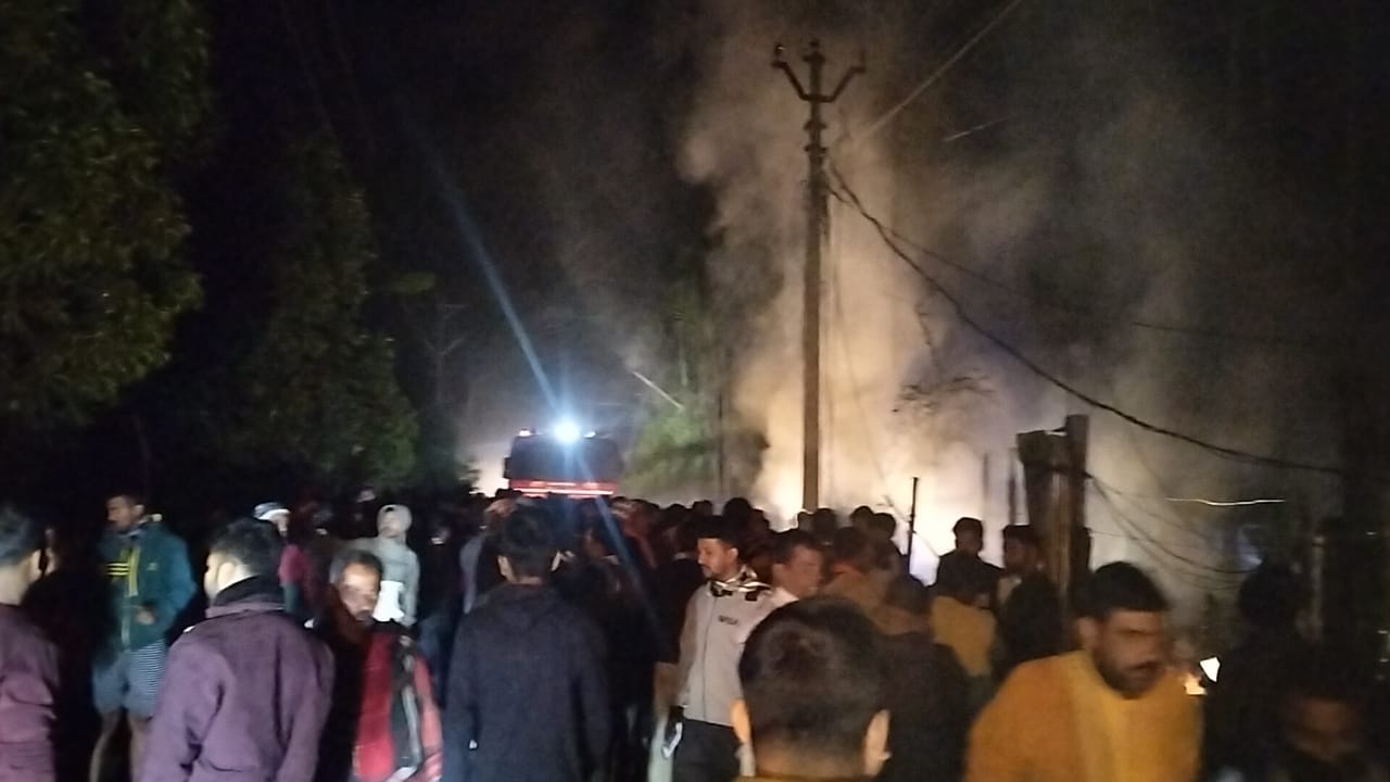 মুহুড়ীপুর বাজারে বিধ্বংসী অগ্নিকাণ্ড, লক্ষাধিক টাকার ক্ষয়ক্ষতি, প্রশাসনের নিকট সহায়তার দাবি স্থানীয়দের