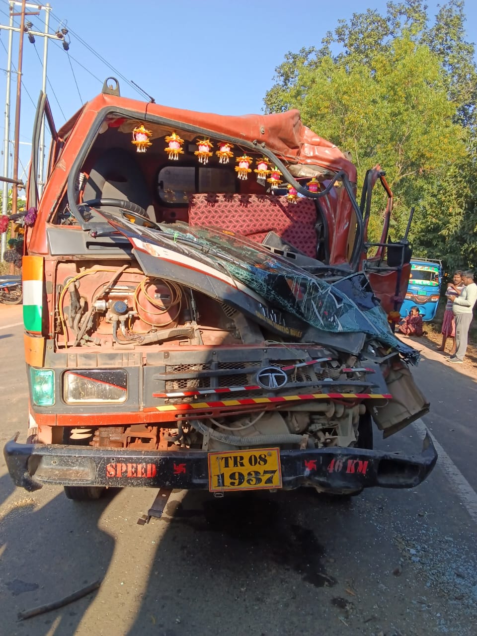 সাব্রুম–আগরতলা জাতীয় সড়কে ভয়াবহ দুর্ঘটনা, লরি ধাক্কায় ক্ষতিগ্রস্ত চাল বোঝাই ট্রাক