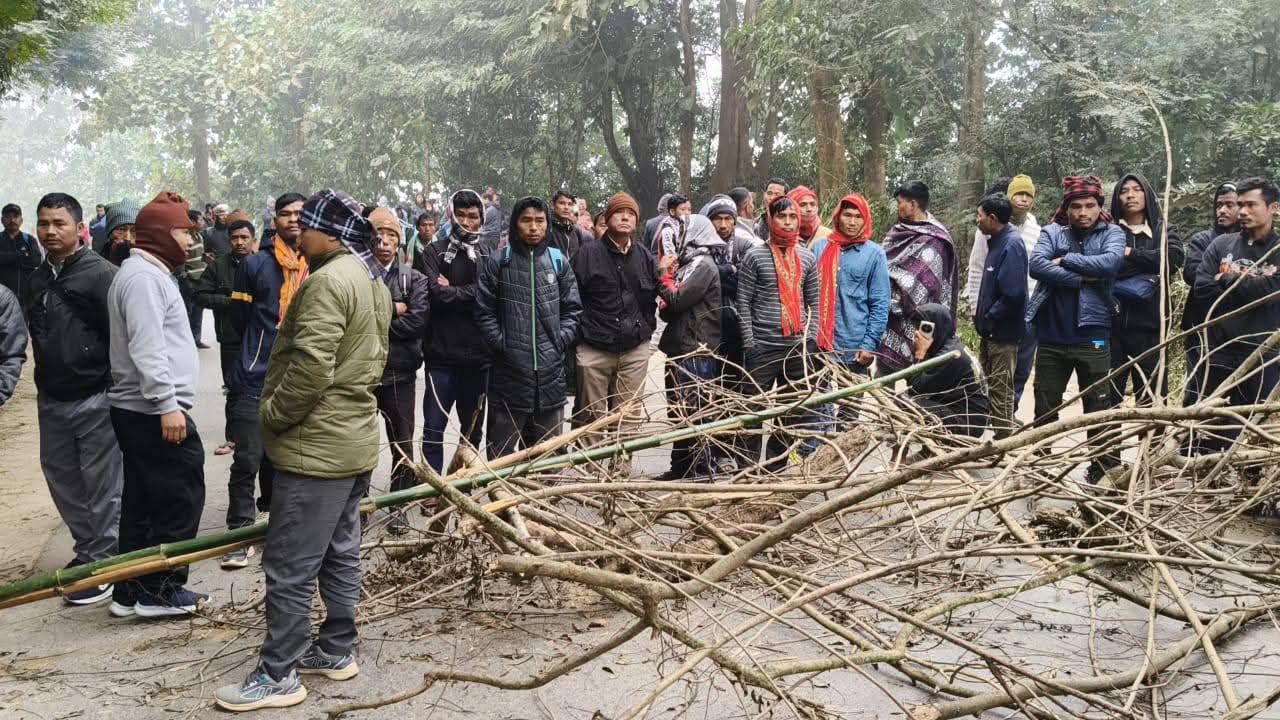 আত্মসমর্পণকারী জঙ্গিদের অবরোধে অচল জাতীয় সড়ক, পুনর্বাসন প্রকল্প পুনরায় চালুর দাবি