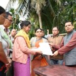 নিহত এঞ্জেল চাকমার পরিবারের সঙ্গে সাক্ষাৎ দুই মন্ত্রী ও প্রশাসনের আধিকারিকদের, আর্থিক সহায়তা প্রদান