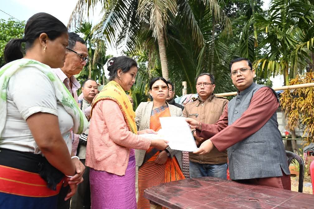 নিহত এঞ্জেল চাকমার পরিবারের সঙ্গে সাক্ষাৎ দুই মন্ত্রী ও প্রশাসনের আধিকারিকদের, আর্থিক সহায়তা প্রদান