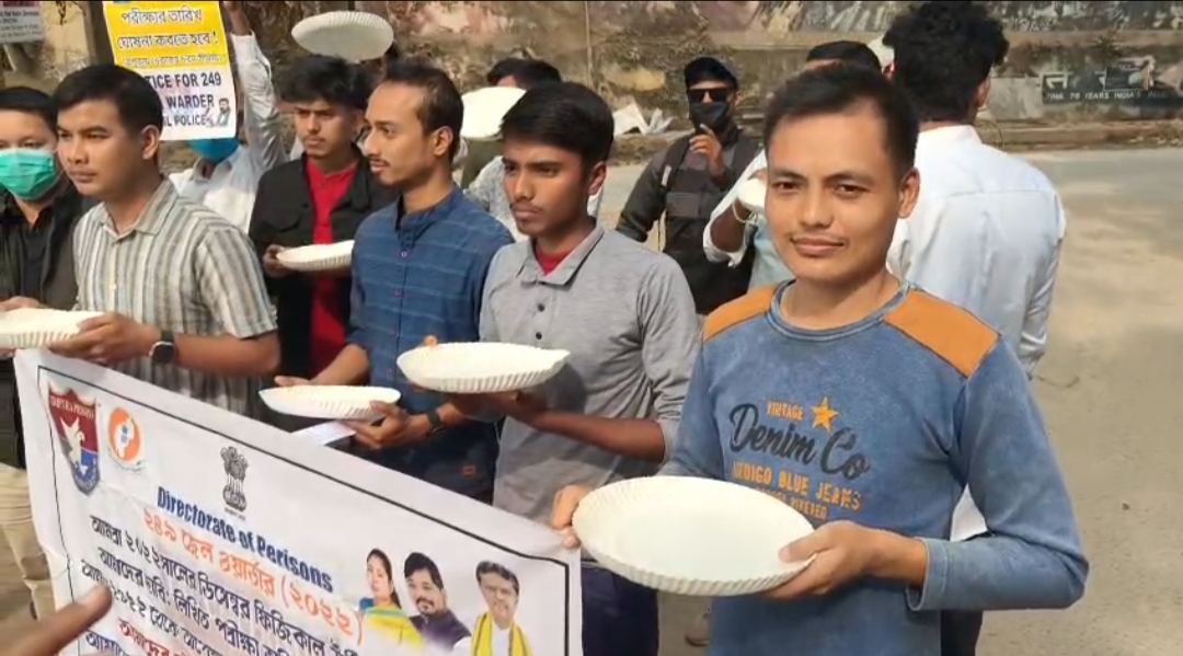 ভাতের থালা হাতে প্রতিবাদে চাকরিপ্রার্থীরা,&hellip;