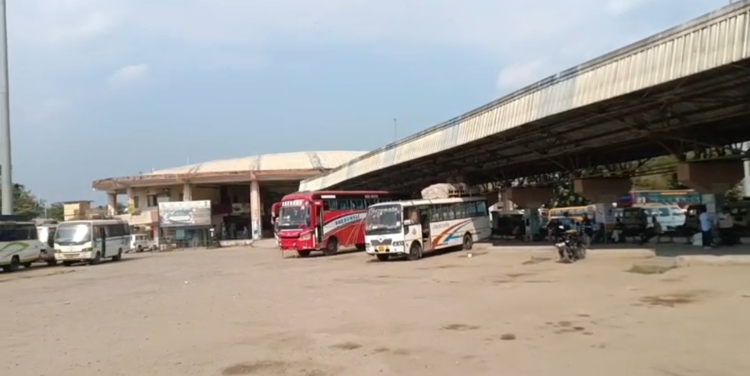 মহিলা যাত্রীর সঙ্গে বাস কন্ডাক্টরের বচসা, থানায় অভিযোগ, চন্দ্রপুর আইএসবিটি থেকে হঠাৎ বন্ধ বাস চলাচল, চরম দুর্ভোগে যাত্রীরা