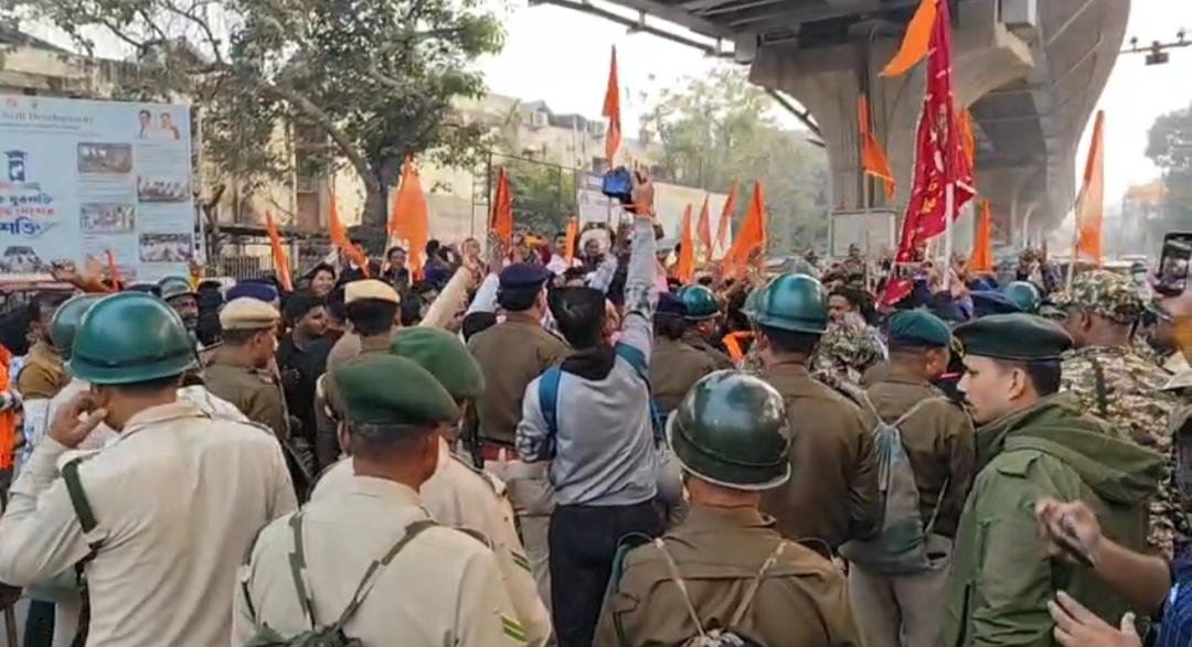 বাংলাদেশে হিন্দু নির্যাতন ও দীপু চন্দ্র দাস হত্যার প্রতিবাদে বিশ্ব হিন্দু পরিষদ ও বজরং দলের বিক্ষোভ, মিছিল ঘিরে উত্তেজনা