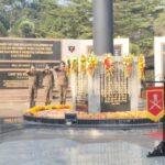 বিজয় দিবস উপলক্ষ্যে এলবার্ট এক্কা যুদ্ধ স্মৃতিসৌধে রাজ্যপালের শ্রদ্ধা জ্ঞাপন