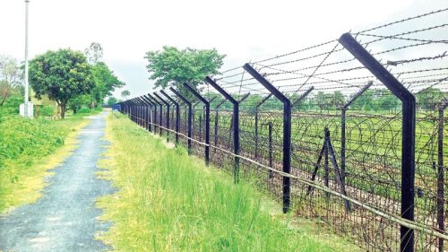 সীমান্তে পাচার রুখতে বিএসএফের গুলি, আহত এক চোরাকারবারি