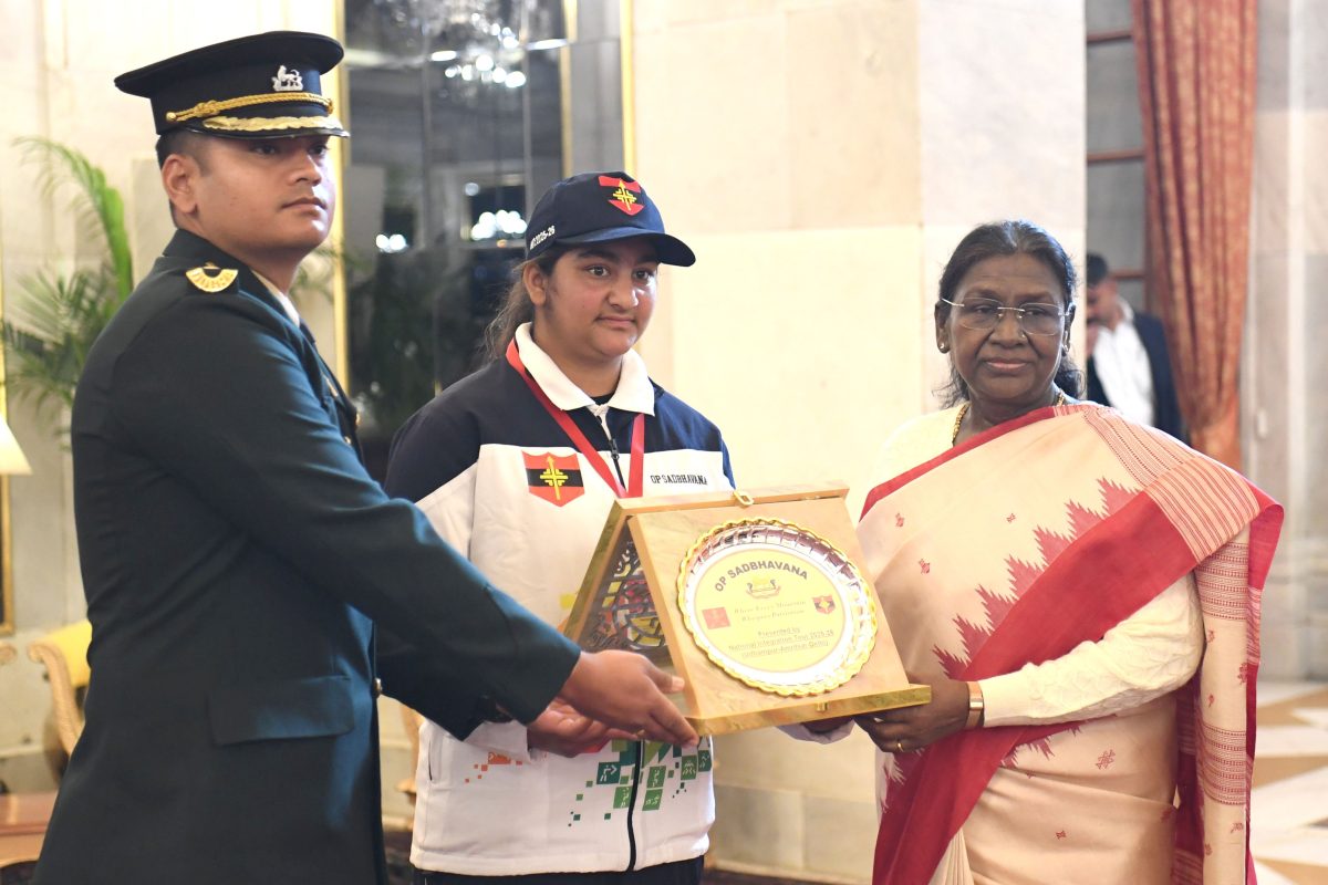 রাষ্ট্রপতি ভবনে উদ্যমপুরের শিক্ষার্থীদের সঙ্গে রাষ্ট্রপতি মুর্মুর সঙ্গে সাক্ষাৎ