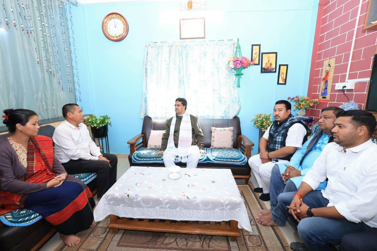 এঞ্জেল চাকমার বাড়িতে মুখ্যমন্ত্রী, শোকাহত পরিবারের পাশে থাকার আশ্বাস