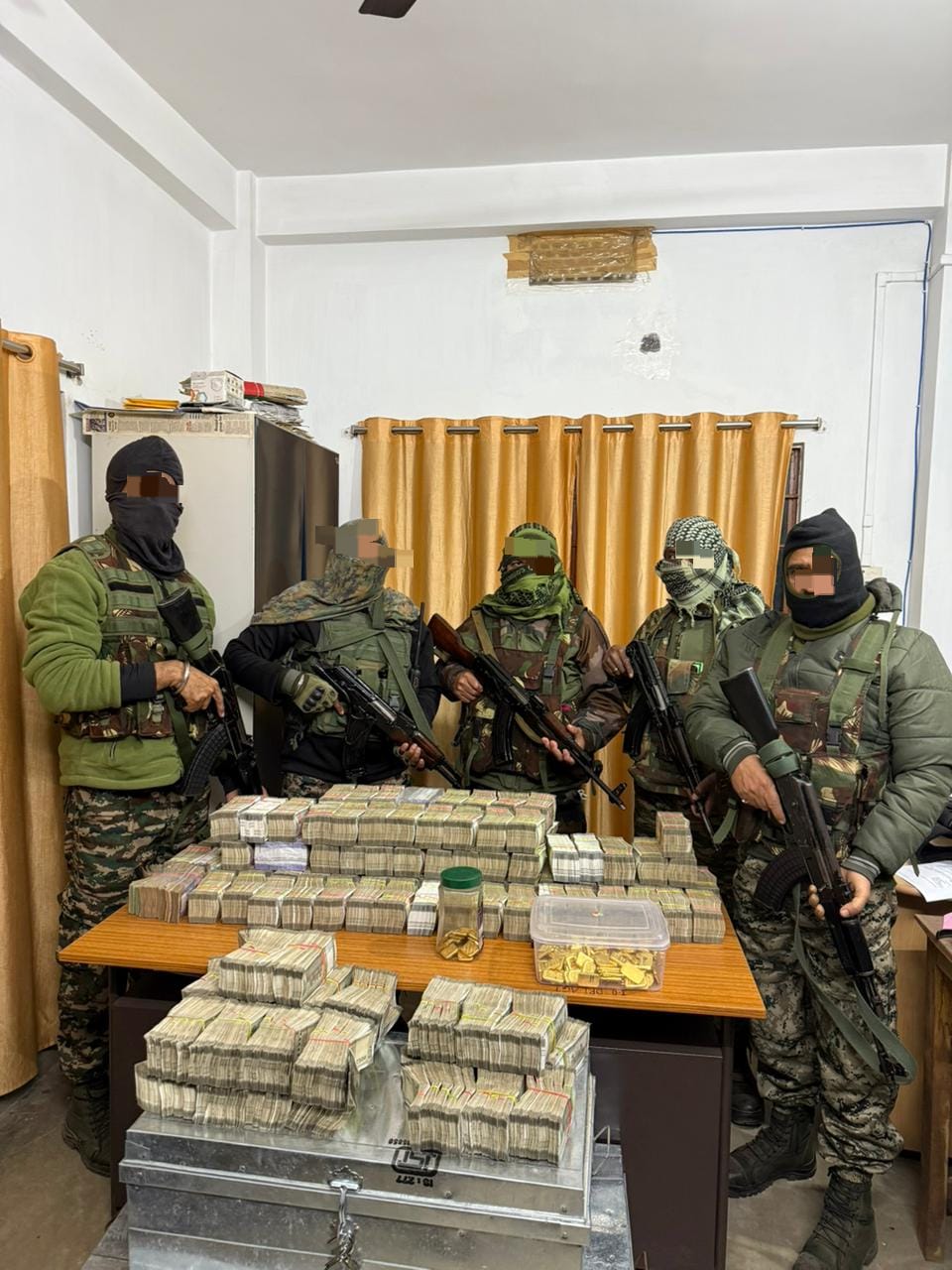 আগরতলায় আসাম রাইফেলস ও ডিআরআই’র যৌথ অভিযান: সোনার বিস্কুট ও নগদ অর্থ জব্দ