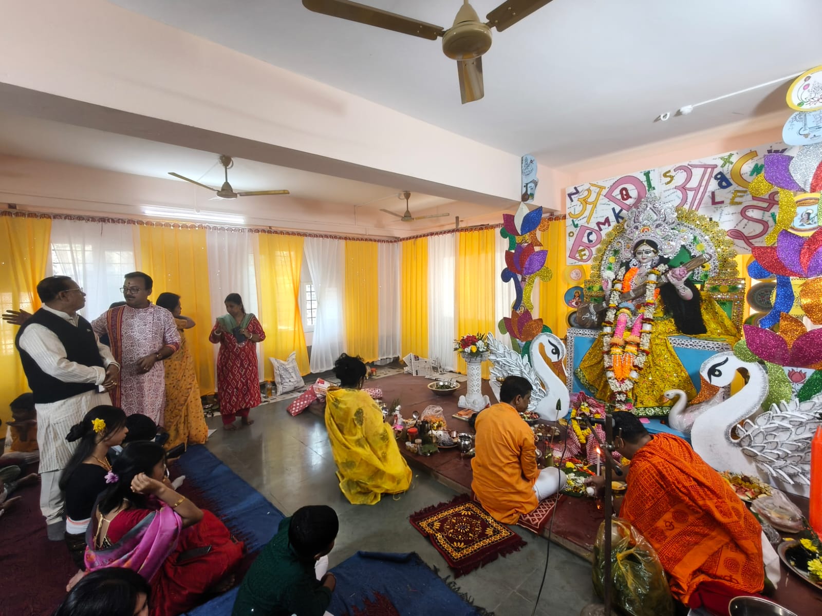 আজ বিদ্যার দেবী সরস্বতীর আরাধনায় মেতে উঠেছে শিক্ষা প্রতিষ্ঠানগুলি