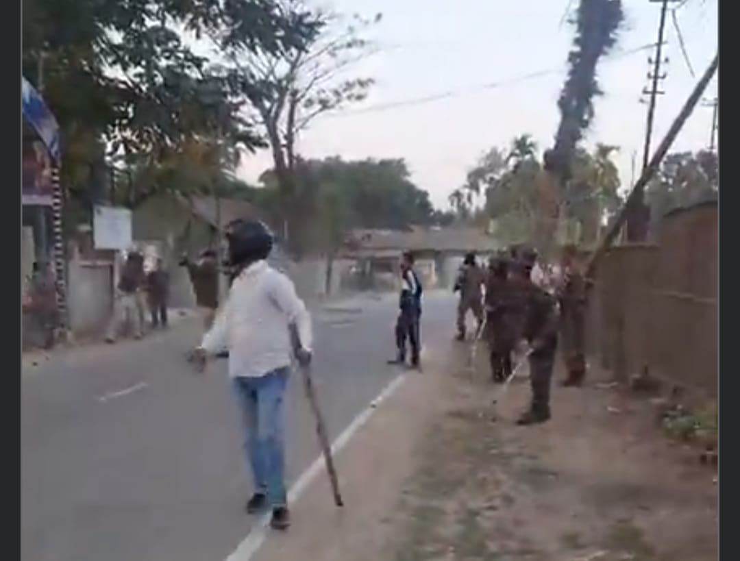 কৈলাসহরে দুই গোষ্ঠী বিরোধ, মারাত্মক ভাবে আক্রান্ত ও জখম মন্ডল সভাপতি, আগুন, পুলিশের লাঠিচার্জ, শূন্যে গুলি, পরিস্থিতি উত্তপ্ত