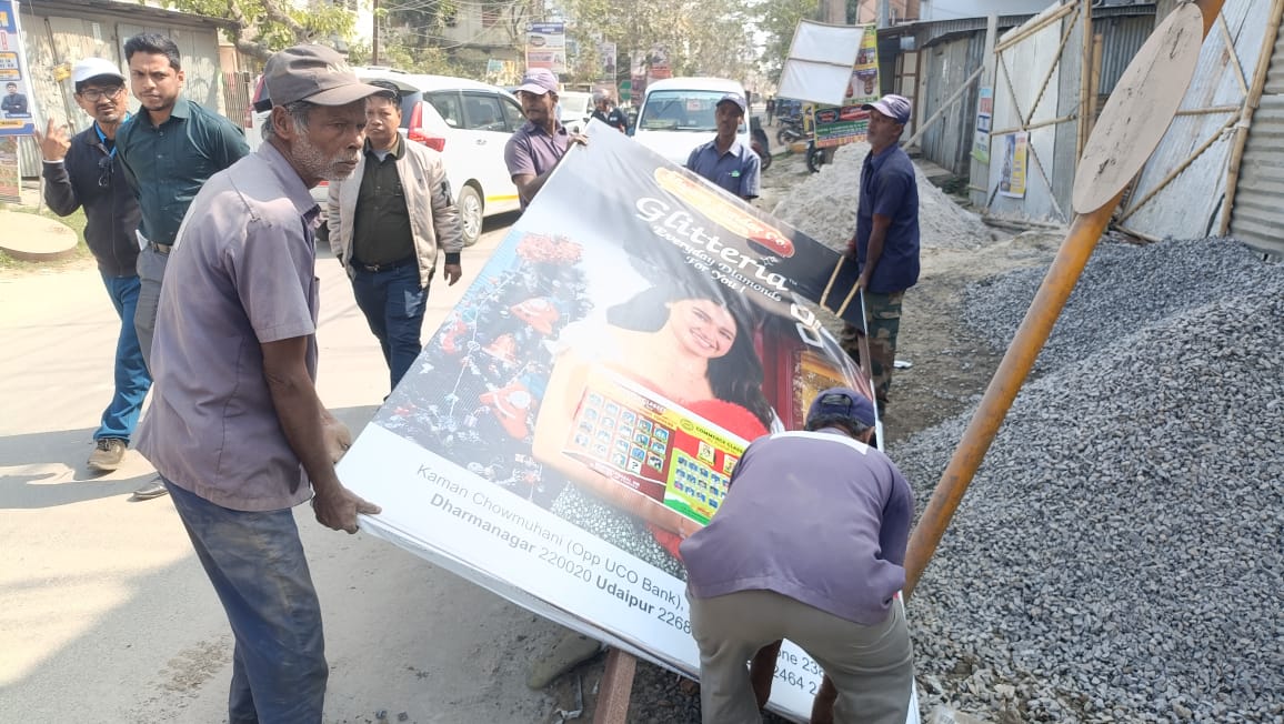 শহরের অবৈধ ফ্লেক্স ও ফেস্টুন তুলে নিল পুর নিগম