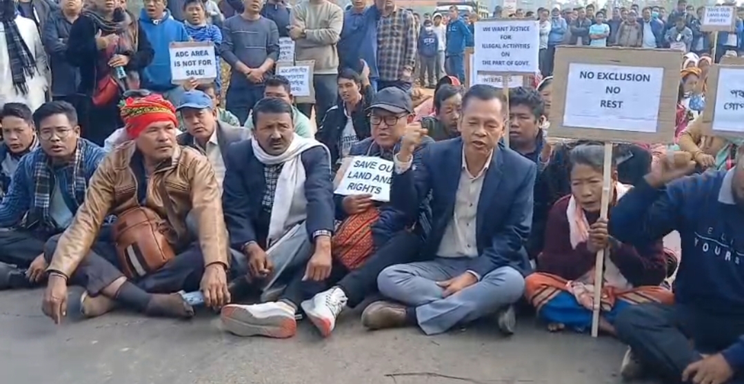 বিশ্রামগঞ্জে নগর পঞ্চায়েত গঠনের বিরোধিতায় জাতীয় সড়ক অবরোধ সিভিল সোসাইটির, বন্ধ যানচলাচল, জেলাশাসকের দাবি কোনো এডিসি ভূমি অন্তর্ভুক্ত হয়নি, সমস্যা সমাধানে একটি যৌথ সীমা চিহ্নিতকরণ দল গঠন