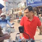 হেলমেট না থাকলে জরিমানা নয়, মিলছে গোলাপ, সড়ক নিরাপত্তা সপ্তাহ উপলক্ষে অভিনব উদ্যোগ কৈলাসহরে