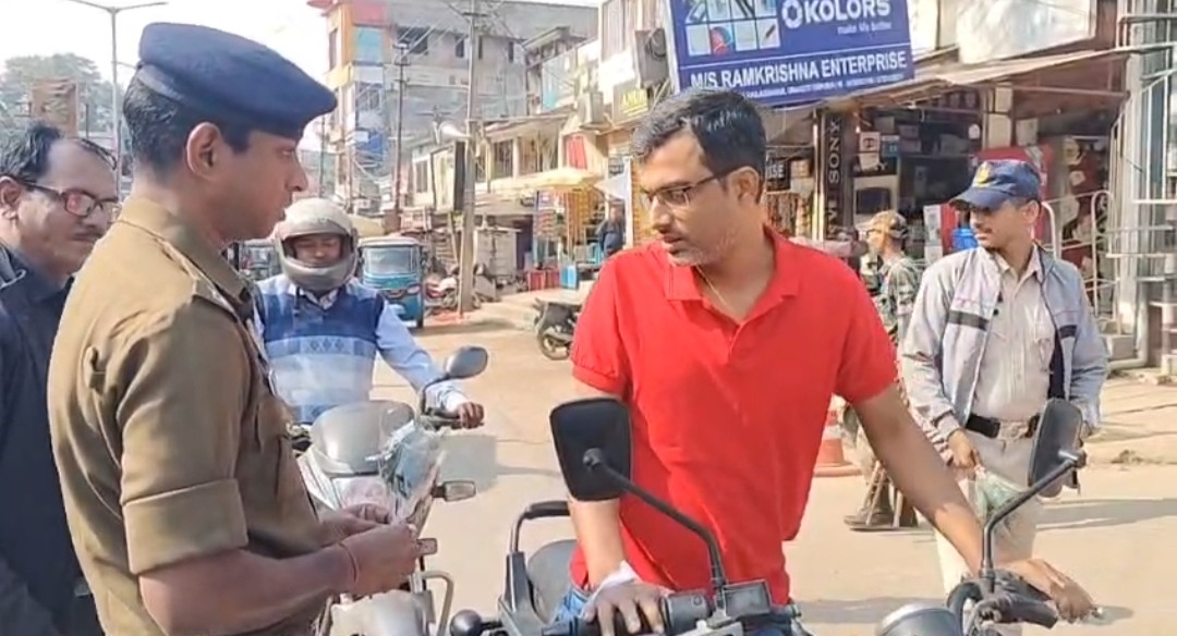 হেলমেট না থাকলে জরিমানা নয়, মিলছে গোলাপ, সড়ক নিরাপত্তা সপ্তাহ উপলক্ষে অভিনব উদ্যোগ কৈলাসহরে