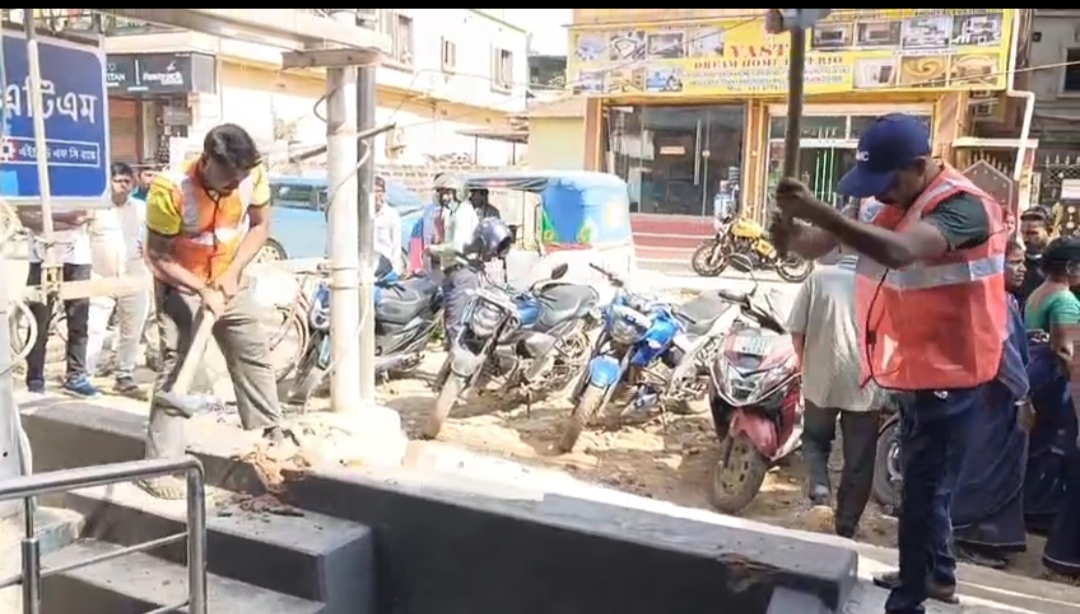 মঠ চৌমুহনী বাজারে উচ্ছেদ অভিযান নিগমের